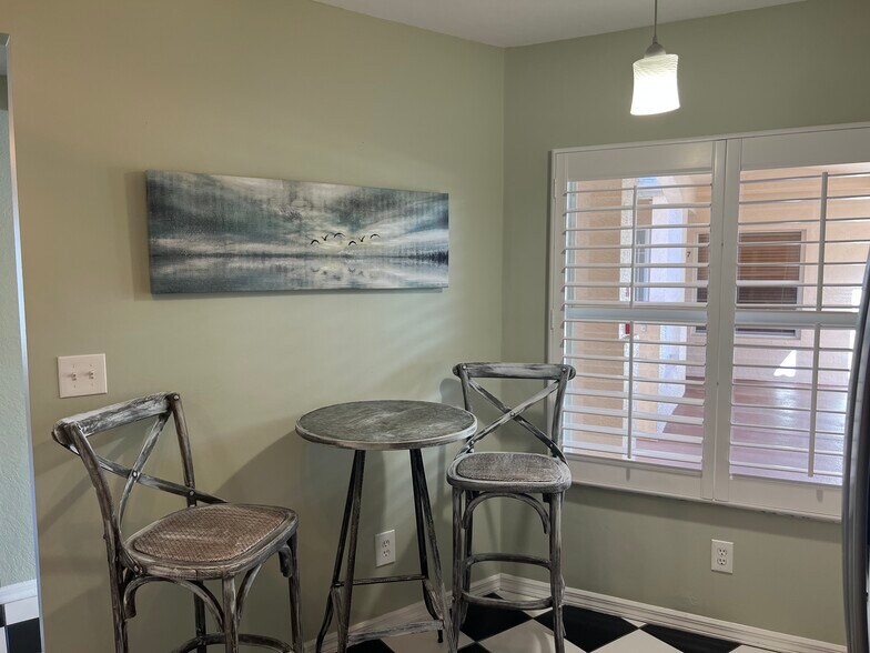 Cafe table in kitchen - 1096 Woodshire Ln