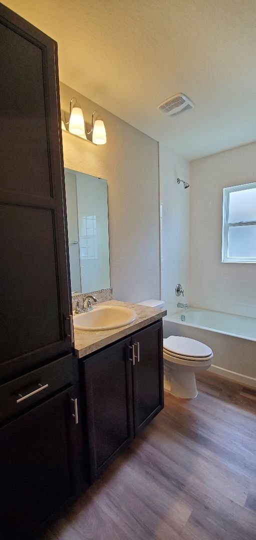 Building Photo - Beautiful 4-Bedroom, 2-Bathroom in Lakeland