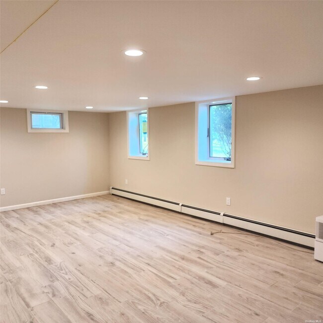 Building Photo - 384 Soundview Dr