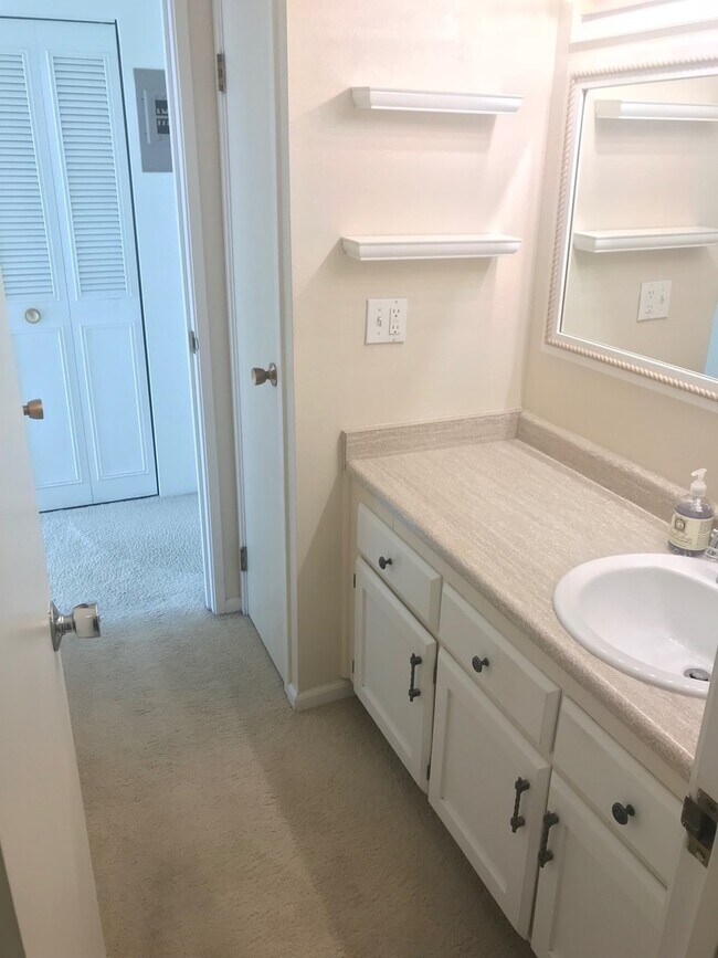 Building Photo - Top Floor South Facing One Bedroom Condo In North Boulder!  Perfect Location!