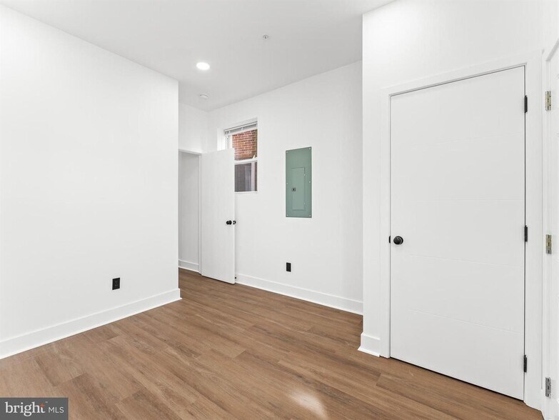 Building Photo - 4927 Catharine St