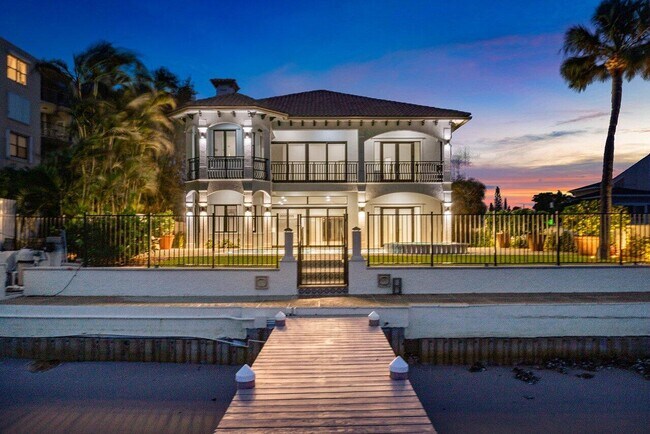 Building Photo - 1 18th Ave S