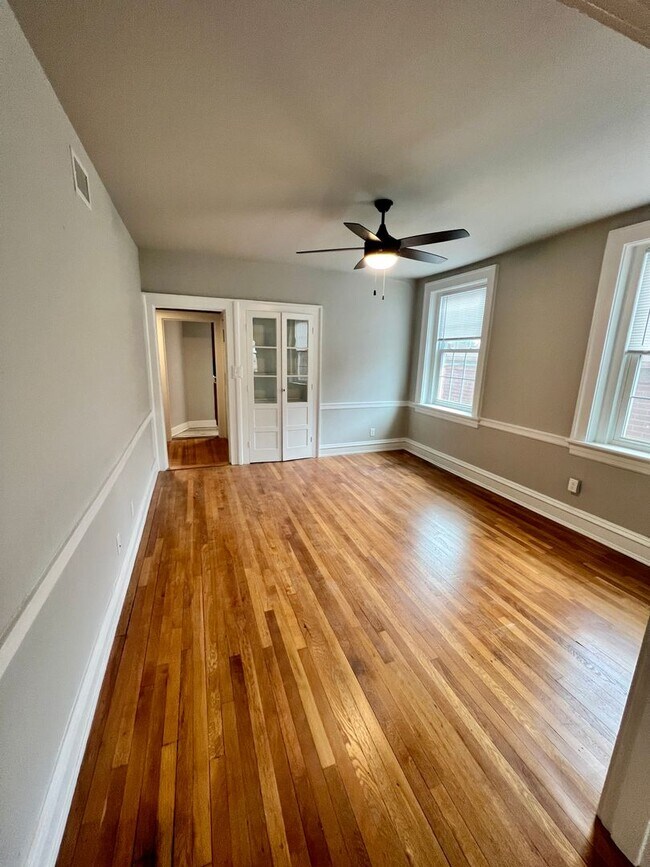 Building Photo - 402 N Sheppard St