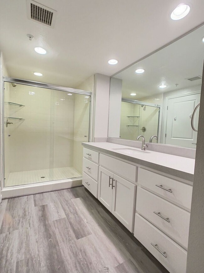 Building Photo - Huge 2 Bedroom/2 Bath Condo at Park Townsend in Downtown San Jose