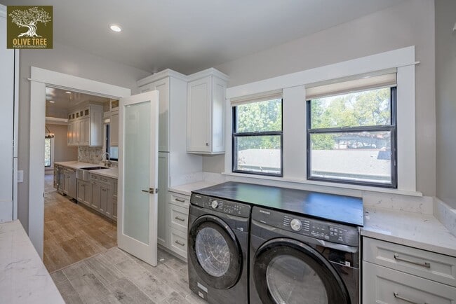 Building Photo - Luxury Ground-Level 2bed/2bath Unit | Fully Renovated | Walkable Pasadena Location