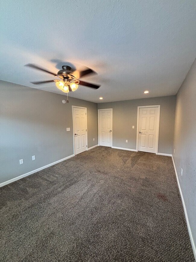 Building Photo - Sevierville 3bd/2.5bth available now!