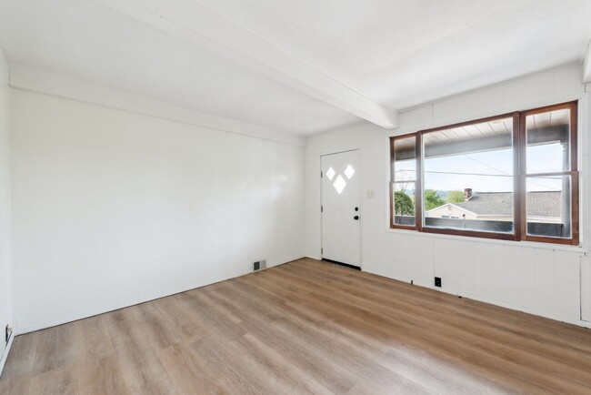 Building Photo - Beautiful 3 bedroom home in Jeannette avai...