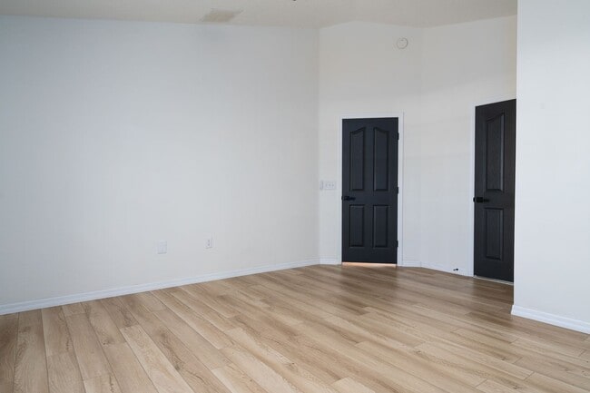 Building Photo - Wonderful & Private