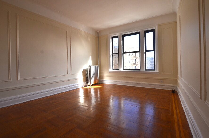 Building Photo - 121 E 38th St