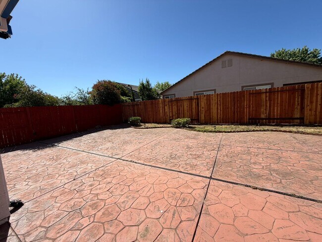 Building Photo - AVAILABLE NOW! LEASE TODAY! 4 Bedroom 3 Bath Elk Grove Home with Bonus Room!