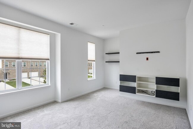 Building Photo - 490 N Palace Dr