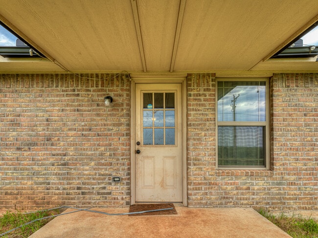 Building Photo - 2202 Buchanan Dr