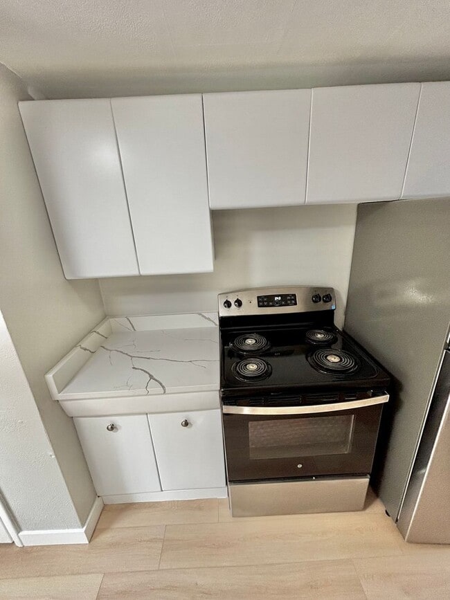 Building Photo - Now Leasing! Beautiful Apartment Steps fro...