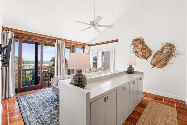Building Photo - 2900 Ocean Dr S
