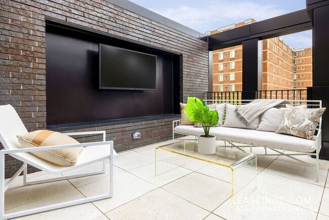 Building Photo - 1332 8th St NW