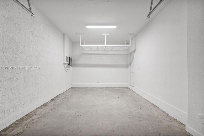 Building Photo - 1400 SE 6th Rd