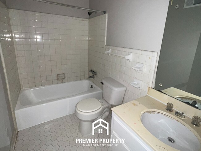 Building Photo - 3796 St Elmo Ave