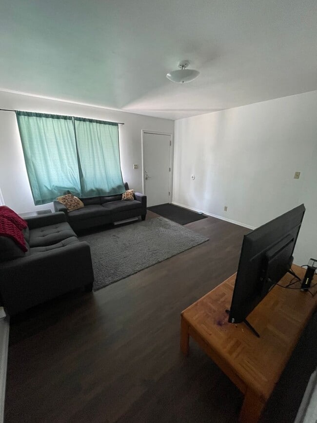 Building Photo - Your Ideal Home Close to Campus!