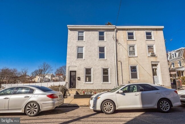 Building Photo - 382 Martin St