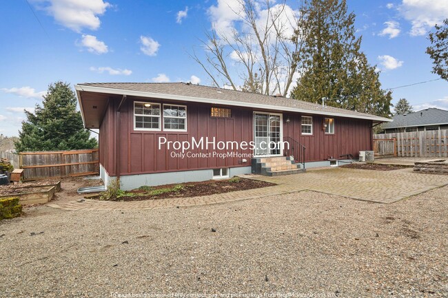 Building Photo - 5 Bedroom Charmer in Milwaukie! Close to C...