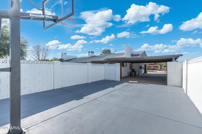 Building Photo - 1759 N Spring Cir