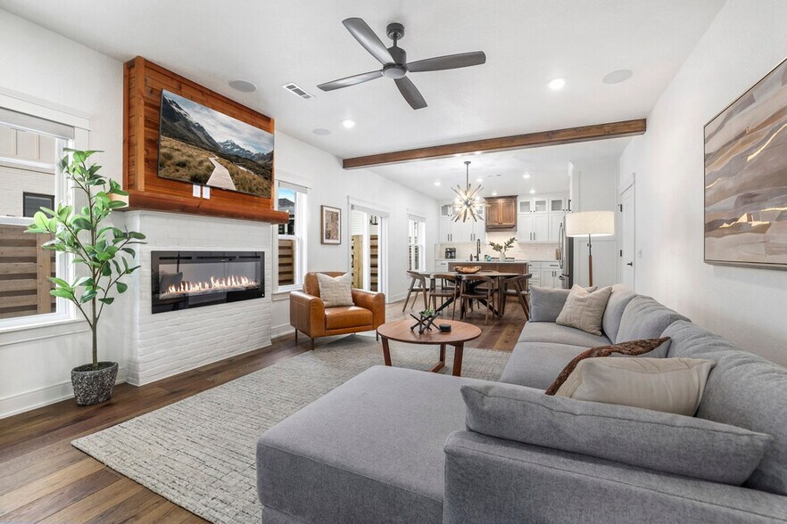 Primary Photo - 109 NW Ozark Wy