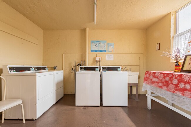 Building Photo - 2811 Somerset Dr
