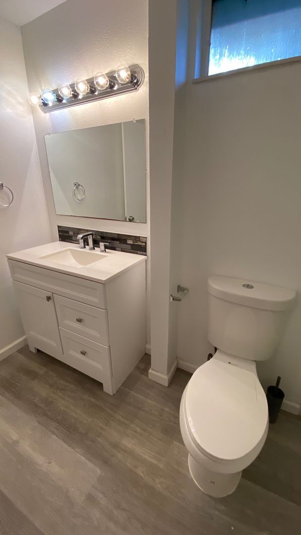 Building Photo - Spectacular Lakeview Home ~ 3 Bed or 2 Bed...