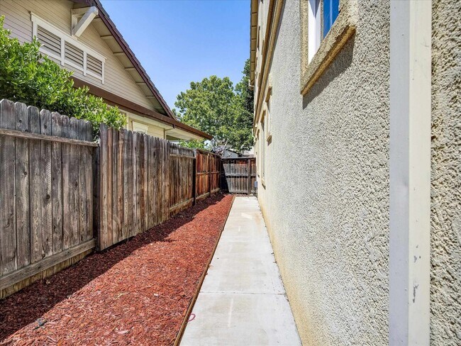 Building Photo - 4312 Middlefield Dr