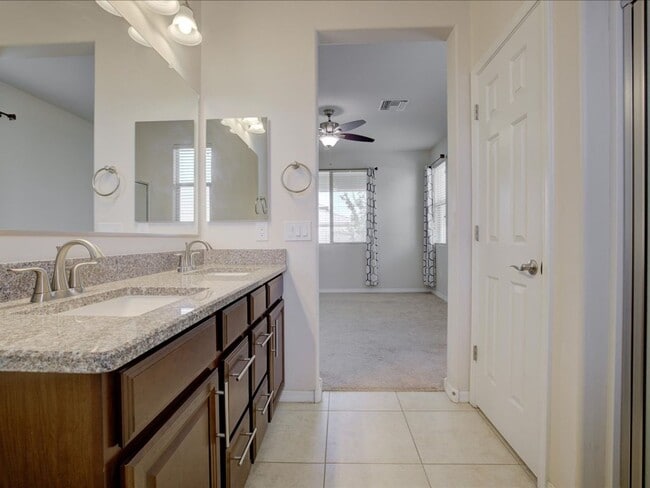 Building Photo - 3 Bedroom 2 Bathroom