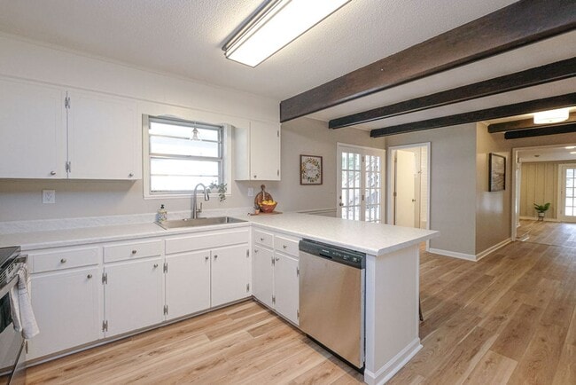 Building Photo - Newly Renovated - Move In Ready Home! 5 Bedrooms 3 Bathrooms