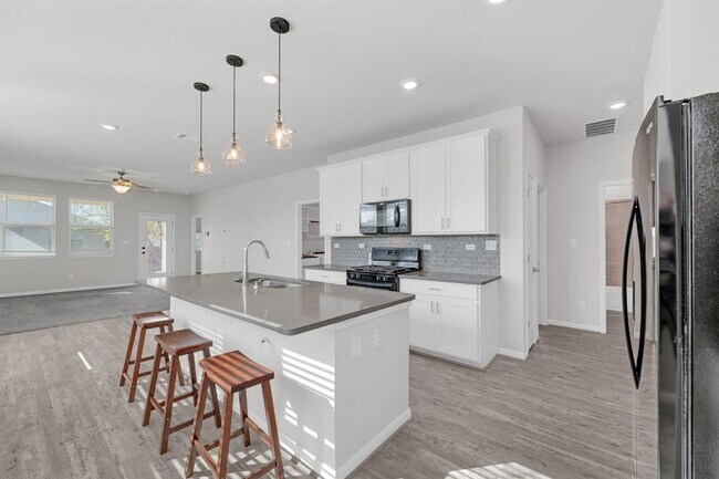 Building Photo - 101 Mountain Valley St