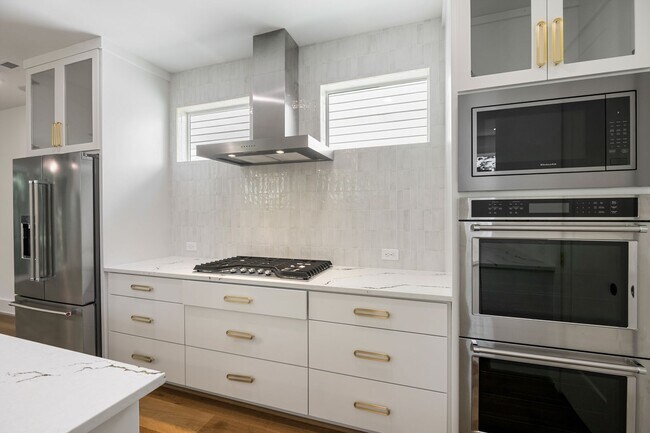 Building Photo - Modern 4-bedroom, 4-bathroom Custom Home D...