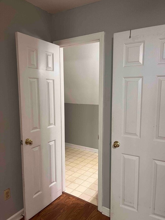 Building Photo - Knoxville 37918 - 2 bedroom, 2 bath townhome - Contact Susan Niedergeses (865)300-4722