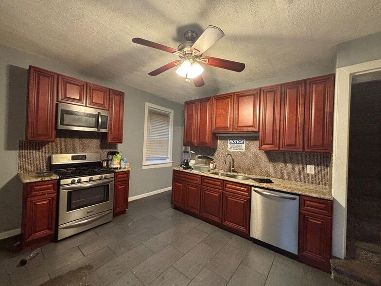 Building Photo - 649 W State St