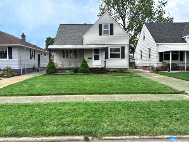 Building Photo - Beautiful 3 beds, 1.5 bathroom home with b...
