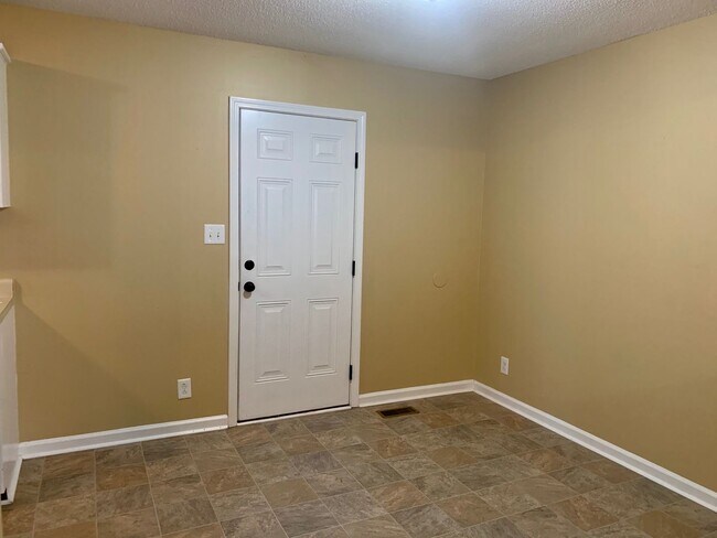 Building Photo - Conveniently Located! Cute home with 3 bed...