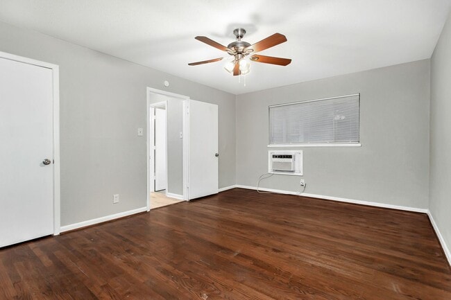 Building Photo - 1 Bedroom, 1 Bath Apartment in historic Munger Place!