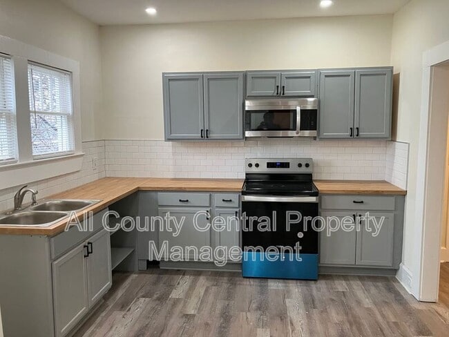 Building Photo - 2725 23rd St SW