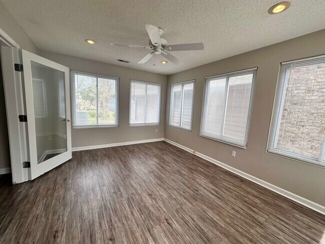 Building Photo - 6536 Valene Ct