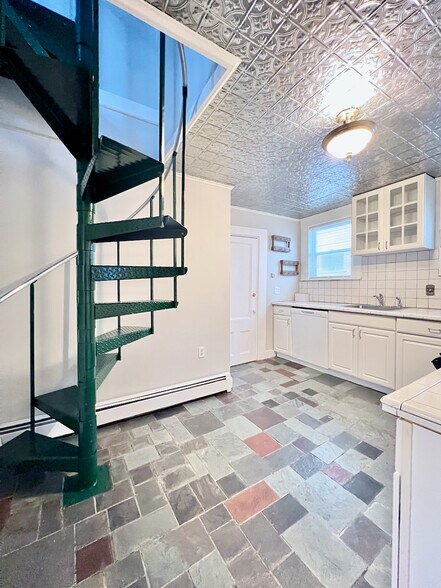 Building Photo - 252 Walden St
