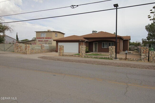 Building Photo - 456 Passmore Rd