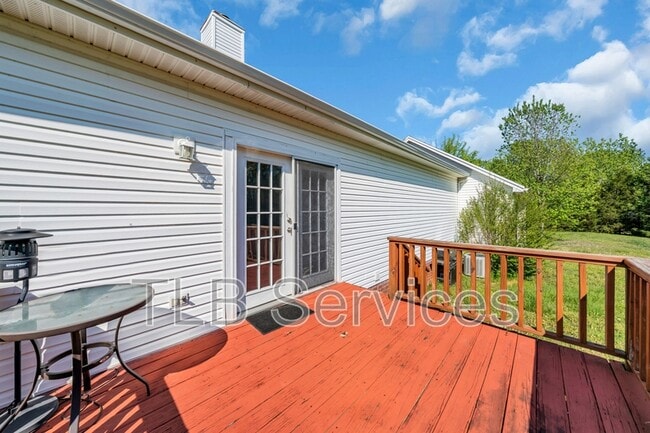 Building Photo - 211 Fall Creek Dr
