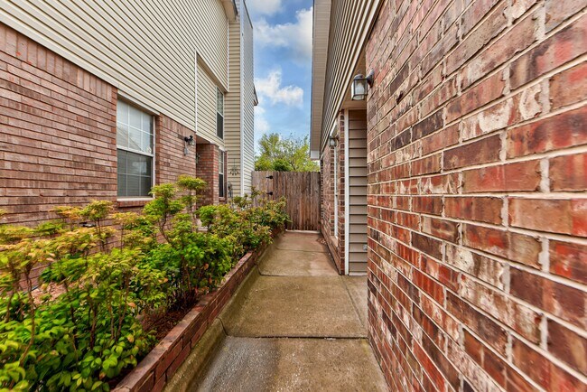 Building Photo - 917 Rambling Oaks Dr