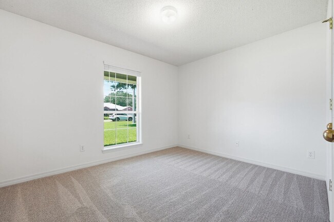 Building Photo - 2030 Hawthorne Dr