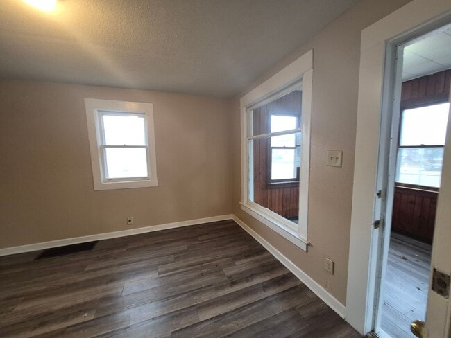 Building Photo - Two Bedroom, One Bathroom Home with Washer/Dryer!