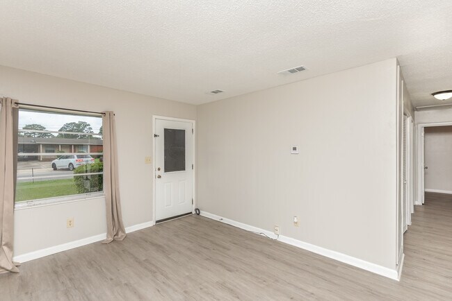 Building Photo - 6404 Dunbar Rd