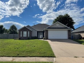 Building Photo - 910 SW Cheyenne Dr