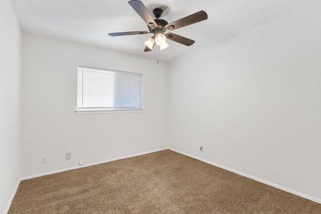 Building Photo - 3 Bedroom/2 Bath Camelot II Subdivision
