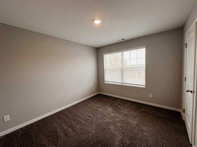 Building Photo - 1619 Port Royal Dr – 4 Bed/2.5 Bath in Belterra (Papillion) | Open Concept, Fireplace, Walk-In Pa...